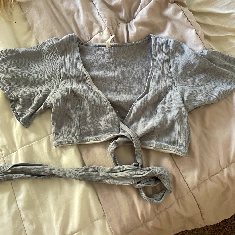 Gray tie front crop